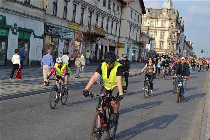 Masa Krytyczna w Częstochowie. Cykliści opanowali Aleje Najświętszej Maryi Panny [ZDJĘCIA]