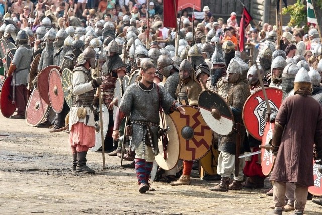 Słowiańscy wojowie i wikingowie czyścili broń, przygotowywali łuki, tarcze, topory, by w pełnym rynsztunku uczestniczyć w wielkiej bitwie na placu, czy w pojedynkach indywidualnych.