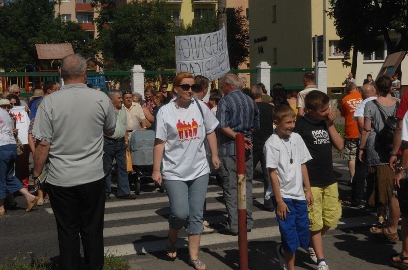 Mieszkańcy Słubic pikietują, żądając obwodnicy miasta.