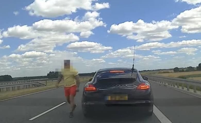 Kierowca porsche skontaktował się z policją. Na S8 to pasażer jadący porsche był agresywny i zaatakował rodzinę 10.07.2019