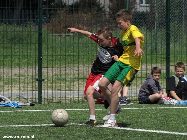 W finale turnieju piłkarskiego zmierzyły się reprezentacje ostrowskich szkół: "Jedynki" i "Trójki".