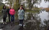 Woda wylała na ulicę Witalisa Szlachcikowskiego w Wąbrzeźnie. Mieszkańcy odcięci od świata 