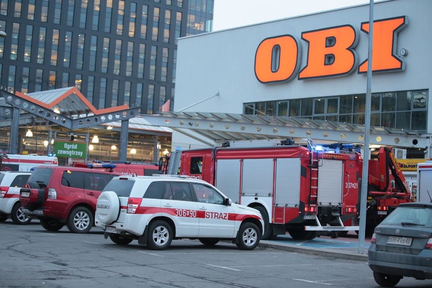 Kraków. Ewakuacja w markecie OBI, powodem zagrożenie chemiczne