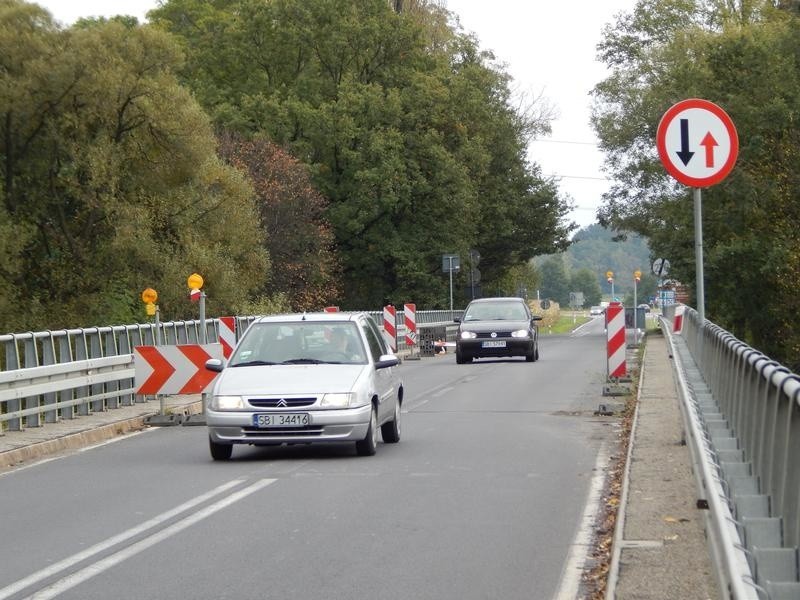 Soła niszczy przeprawę na drodze 949, ale nie ma pieniędzy na jej naprawę [WIDEO]