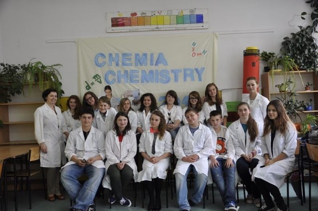 Uczniowie Publicznego Gimnazjum numer 13 w Radomiu w chemicznych zawodach online pokonali kolegów z Anglii.