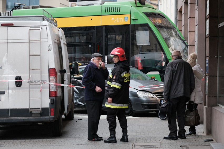 Marcinkowskiego: Groźny wypadek w centrum. Tramwaj wbił się...