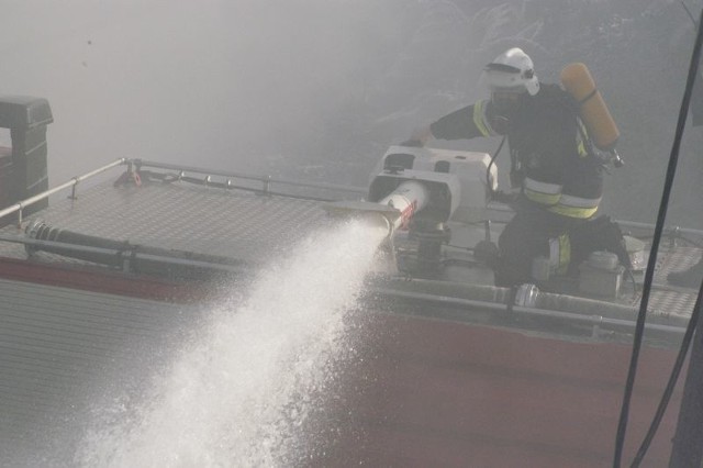 W czwartek okolo poludnia opony i odpady wciąz plonely, choc znacznie mniej intensywnie niz w środe wieczorem.Temperature panującą na placu podczas pozaru strazacy oceniają na okolo 900 stopni Celsjusza i dlatego wiele z wody lanej na opony po prostu wyparowywalo. Akcja gaśnicza pochlonela juz najprawdopodobniej wiecej pieniedzy, niz wyniosą straty popozarowe. Okazuje sie natomiast, ze skladowisko opon dzialalo w Trzebiszynie nielegalnie...