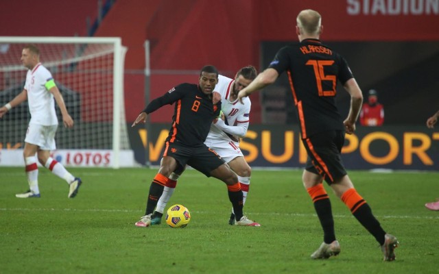Georginio Wijnaldum chroni piłkę przed Grzegorzem Krychowiakiem