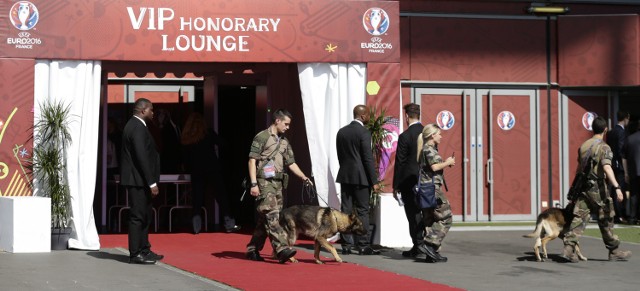 Najwyższe środki ostrożności przed finałem Euro 2016. Na kilka godzin przed decydującym pojedynkiem turnieju żołnierze z psami sprawdzali czy na Stade de France nie ma ukrytych żadnych wzbudzających podejrzeń pakunków.