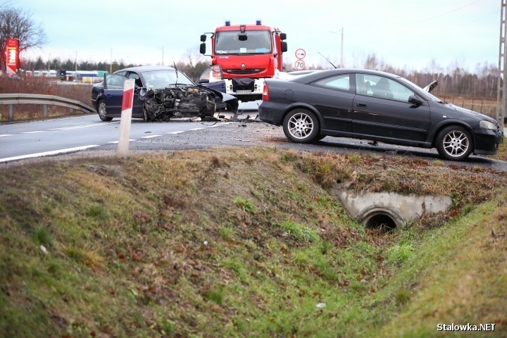 Trzy osoby ranne w zderzeniu czterech samochodów na drodze krajowej [ZDJĘCIA]