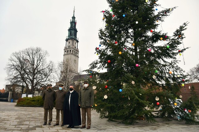 Leśnicy z nadleśnictw Regionalnej Dyrekcji Lasów Państwowych w Radomiu co roku przekazują choinki wielu instytucjom i organizacjom. Są symbolem świąt Bożego Narodzenia w szczególnych miejscach, jak Jasna Góra czy Łazienki Królewskie oraz zdobią rynki miast i miasteczek regionu. Z nadleśnictwa Ostrowiec Świętokrzyski piękna jodła trafiła do Ojców Paulinów na Jasną Górę. 16 metrowa, 70 letnia  jodła z zdobi jasnogórskie Błonia. Świętokrzyscy leśnicy przekazali drzewko na Jasną Górę po raz trzeci. Szczególnie jest z niej dumny leśniczy leśnictwa Potoczek, Krzysztof Tuz. To on znalazł jodłę na tę wyjątkową okazję.Więcej informacji na kolejnych slajdach