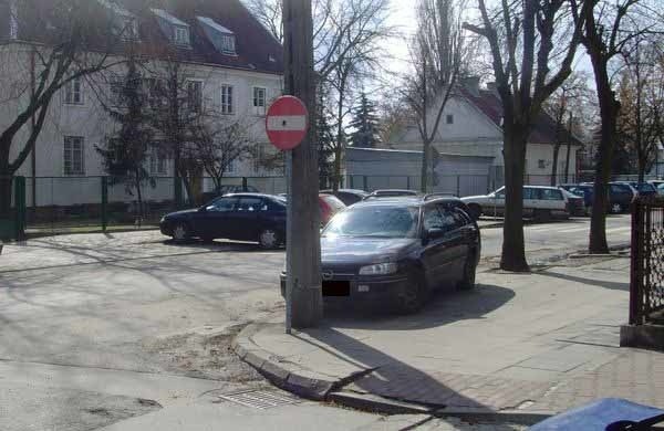 Zobacz jak kierowcy bez wyobraźni parkują samochody pod&#8230; komendą policji!