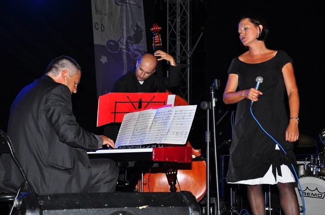 Indze Lewandowskiej towarzyszyli podczas Sandomierskiej Nocy Jazzowej między innymi: Kuba Stankiewicz na fortepianie i Andrzej Święs na kontrabasie.