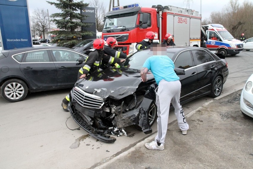 Wypadek na Kowalskiej. Zderzyły się trzy samochody