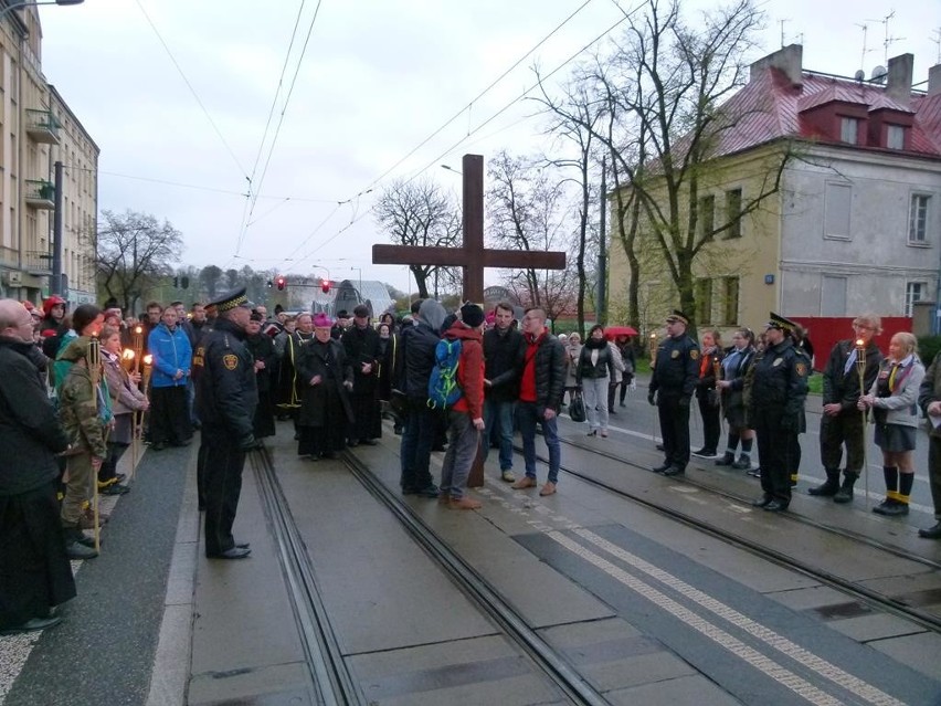 Droga krzyżowa przeszła ulicą Piotrkowską. UTRUDNIENIA [zdjęcia]
