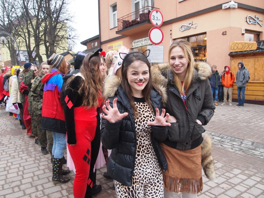 Zakopane. Maturzyści zatańczyli poloneza na Krupówkach [ZDJĘCIA,WIDEO]