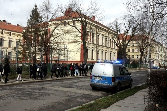 W minionym tygodniu Legnicę obiegła informacja o tym, że w jednej z damskich toalet w szkole ktoś podłożył kamerę.