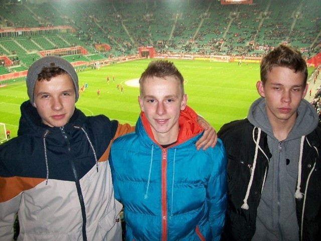 Gimnazjaliści z Daleszyc na Stadion Miejski we Wrocławiu. Na zdjęciu, od lewej: Daniel Frąk, Wiktor Rosół, Wiktor Kaczmarczyk.
