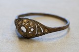 Po 70 latach odnaleziono złoty pierścionek pod podwójnym dnem kubka