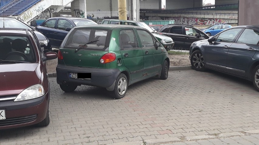 Zielone auto blokuje miejsca na parkingu pod Trasą Zamkową. Czy ktoś wie coś o tym daewoo?