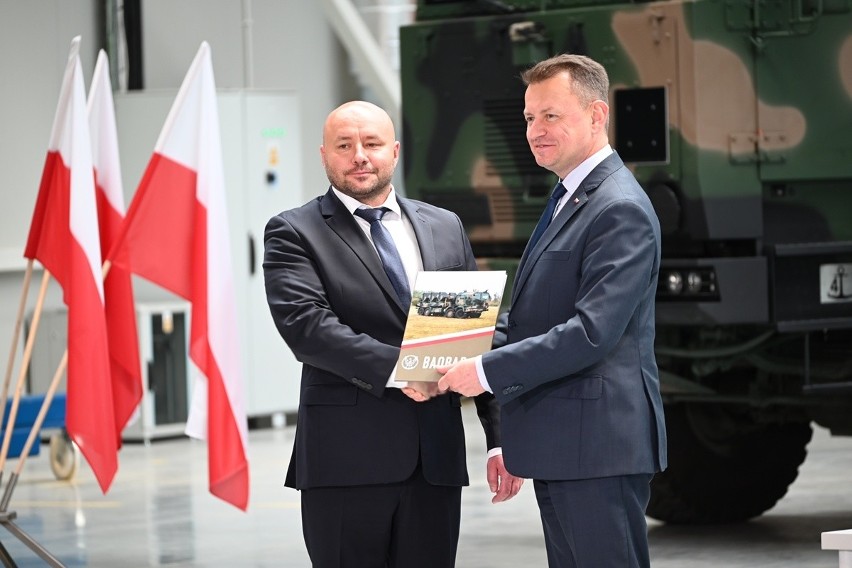 Minister obrony narodowej Mariusz Błaszczak wręcza umowę na...