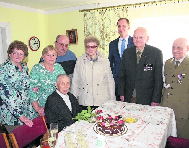 W 105 urodziny jubilatowi towarzyszyła trójka z jego siedmiorga dzieci, koledzy kombatanci i burmistrz