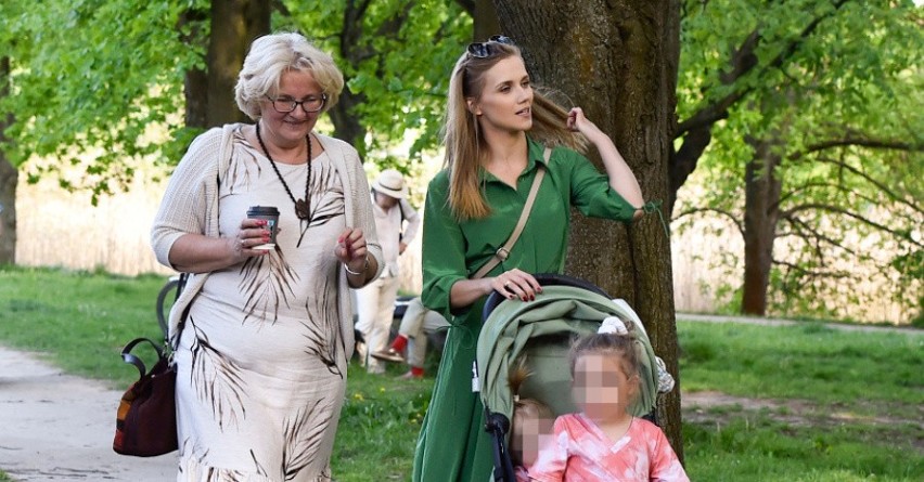 Agnieszka Kaczorowska-Pela żyje bardzo blisko ze swoją mamą. Razem wybrały się z dziećmi na spacer!