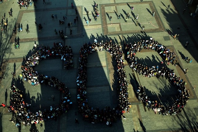 Na sobotnim proteście zjawiło się około tysiąca osób. Część z nich ułożyła wielki napis „SOS”