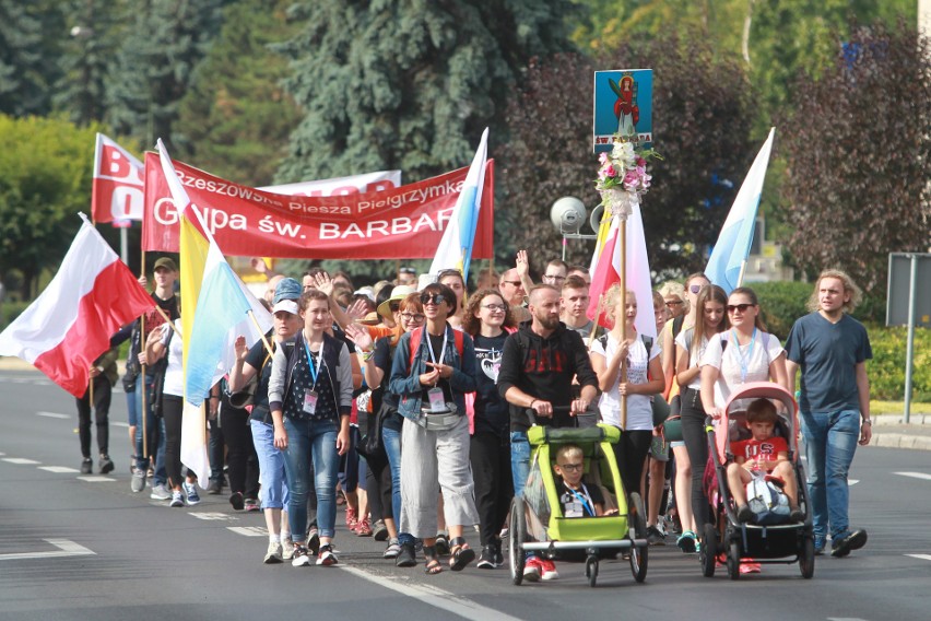 Blisko 1500 pielgrzymów wyruszyło dziś z Rzeszowa na Jasną...