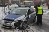 Wypadek w Radomiu. Zderzenie samochodu osobowego z policyjnym radiowozem na ulicy Wyścigowej