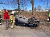 Wypadek w Rudawie. Kierowca stracił panowanie nad pojazdem. Samochód dachował na drodze lokalnej