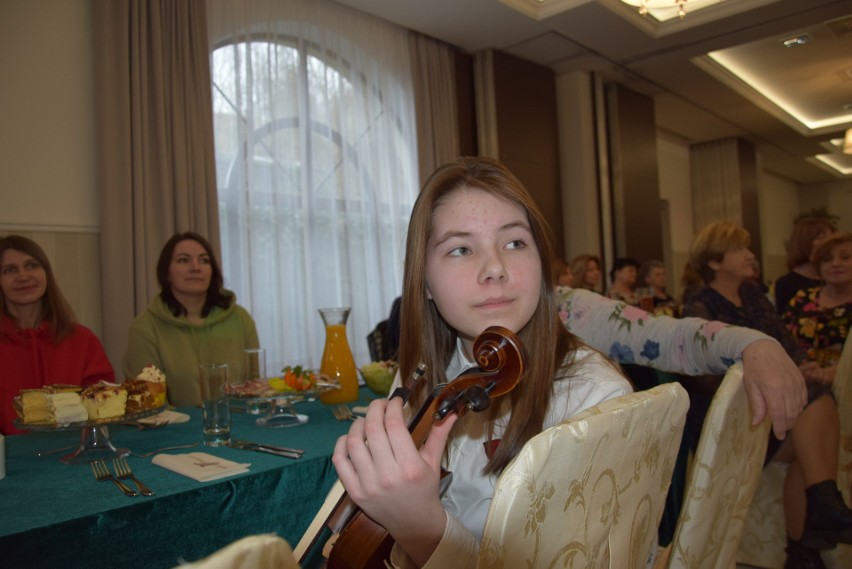 Zdolna 12-latka Ania Wiktorowska z Fastowa podbiła serca uczestniczek Powiatowego Dnia Kobiet w Dwikozach. Co zrobiła? Zobaczcie zdjęciia