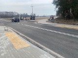 Będą pulsujące światła na przejściu dla pieszych przez drogę krajową numer 48 w Szczytach w gminie Białobrzegi. Prace już trwają