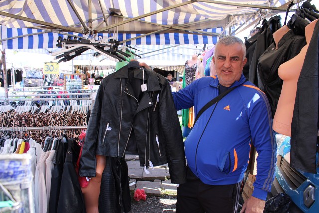- Śliczna kurtka i tania – zachęcał jeden z handlarzy w Wierzbicy. Jednak nie tylko odzież sprzedawano w niedzielę 23 kwietnia na targowisku w Wierzbicy.