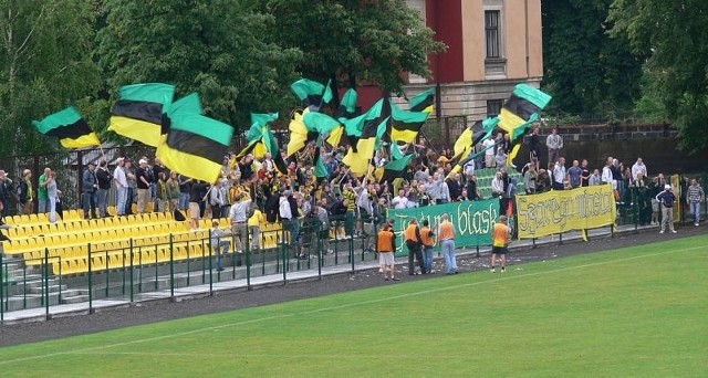 Kibice Siarki Tarnobrzeg mają na razie do dyspozycji tylko jedną zmodernizowaną trybunę. Wkrótce rozpocznie się budowa drugiej po przeciwnej stronie boiska.