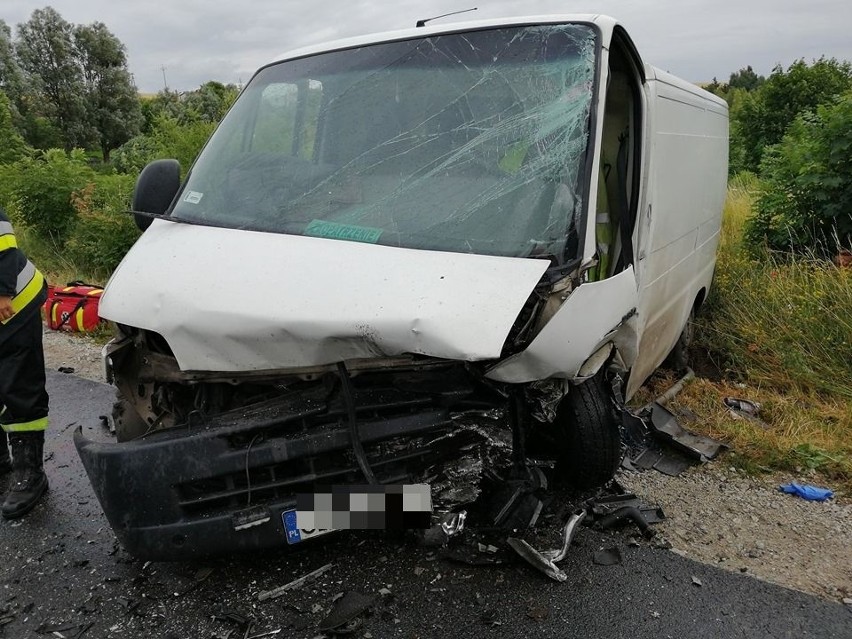 Groźny wypadek w Tucholi. Kierowcy samochodów uwięzieni we wrakach! 