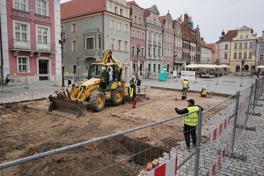 W pierwszych tygodniach prac pod obecną kostką brukową udało...