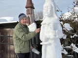 Rzeźbiarz Henryk Foks z Żor znowu wszystkich zadziwił. Stworzył w śniegu postać św. Barbary. Figur jest więcej. Zobaczcie ZDJĘCIA