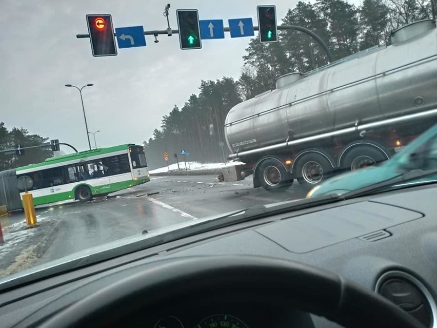 Autobus zderzył się z Tirem na Nowym Mieście