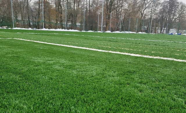 Nowe boisko dla Akademii Piłkarska Orlęta Kielce jest już na ukończeniu. Będzie miało nowoczesną sztuczną trawę z certyfikatem FIFA.