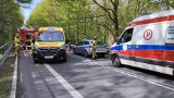 Wypadek śmiertelny w Lyskach - czy powodem było wyprzedzanie? Motocyklista chciał uniknąć zderzenia z pojazdem. Wjechał w przydrożne bariery