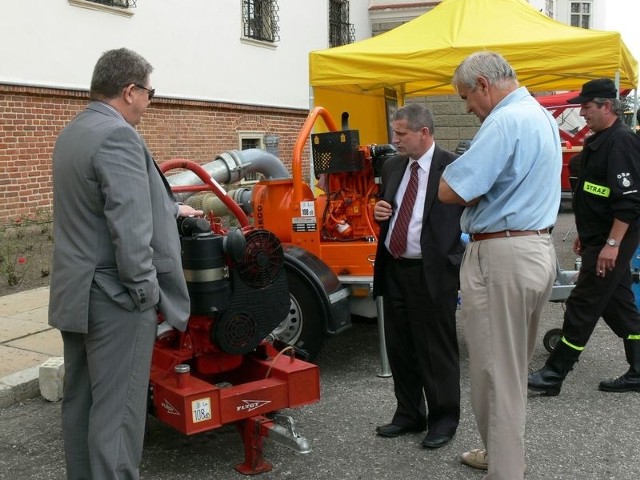 Konferencji towarzyszyła wystawa przed zamkiem sprzętu oraz systemów przeciwpowodziowych. (Drugi od lewej) Jacek Hynowski, burmistrz Baranowa Sandomierskiego