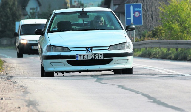 Kierowcy jadący ulicą Łopuszniańską od Kielc w kierunku Piekoszowa narzekają na uskok znajdujący się na jezdni. Niższe samochody się o niego obijają.