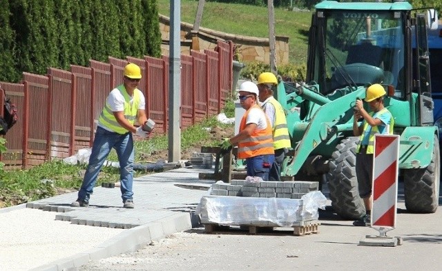 Modernizacja drogi powiatowej Kazimierza Wielka - Odonów koncentruje się teraz na budowie nowych chodników i zjazdów.