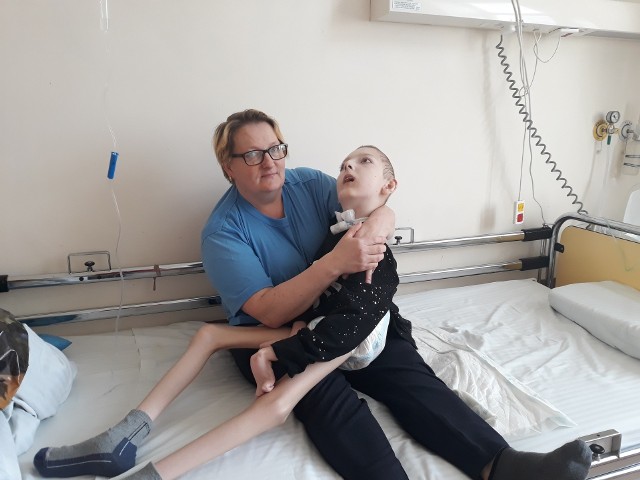 Mariusz Mrzygłód z mamą Ewą na szpitalnej sali