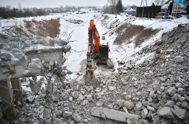 Od 30 stycznia wiadukt na ulicy Kozienickiej w Radomiu jest zamknięty. Ruszyły prace rozbiórkowe wiaduktu. Konstrukcja ma zostać całkowicie zburzona, a w jej miejsce w trzecim kwartale tego roku ma stanąć nowy, szerszy wiadukt. Kierowcy do tego czasu będą musieli jeździć objazdami. Prace prowadzone są w związku z modernizacją linii kolejowej Warszawa-Radom.