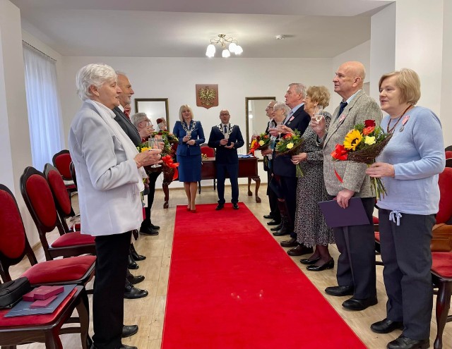 Dla jubilatów przygotowano elegancką uroczystość. Zobacz kolejne zdjęcia. Przesuwaj zdjęcia w prawo - naciśnij strzałkę lub przycisk NASTĘPNE