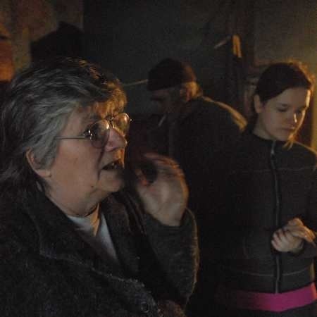 Babcia Krystyna Kamińska wyrzuca sobie, że nie było jej w domu, gdy wybuchł pożar. - Gdybym tylko wiedziała, nie pozwoliłabym córce prania robić, nie pojechałabym gęsi skubać...