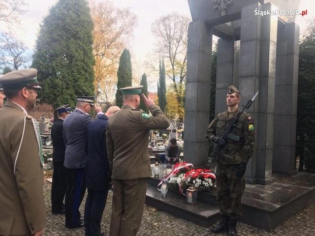 Śląscy policjanci odwiedzili zmarłych zasłużonych dla kraju