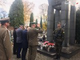 Policjanci odwiedzili cmentarze w Katowicach. Oddali hołd zmarłym ZDJĘCIA